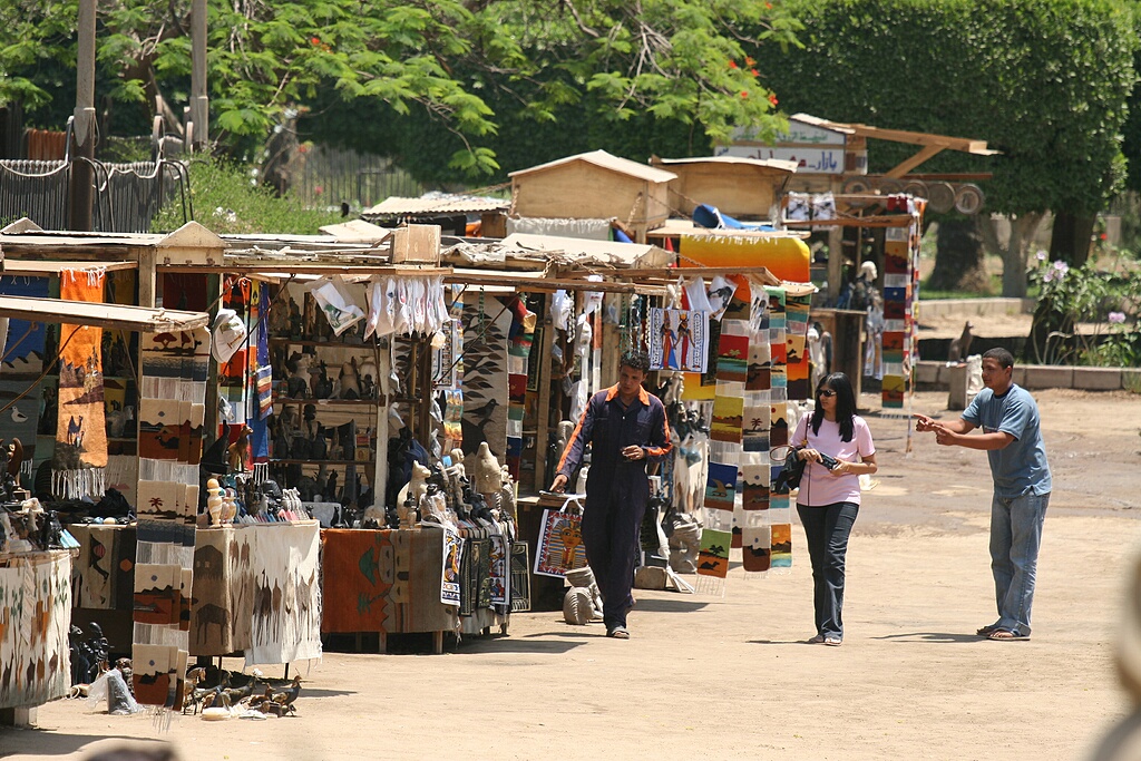 Sellers houding a tourist