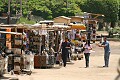 Sellers houding a tourist